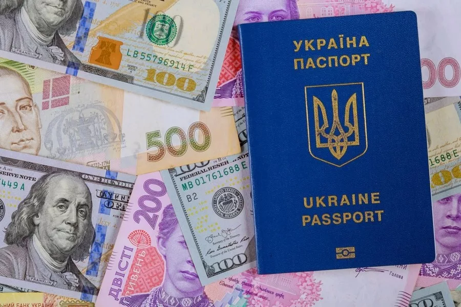 Українці, які виїхали за кордон, можуть втратити право на пенсії - що робити