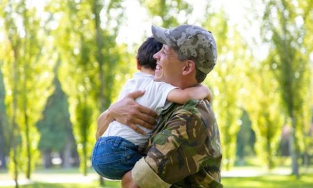 На догляд за дитиною в особливий період мають право і матір і батько, які є військовослужбовцями