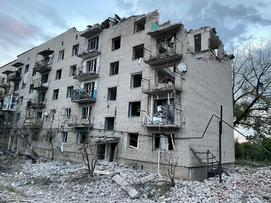 Ракети влучили у багатоповерхівки: на Донеччині розбирають завали, де можуть бути ще 34 людини