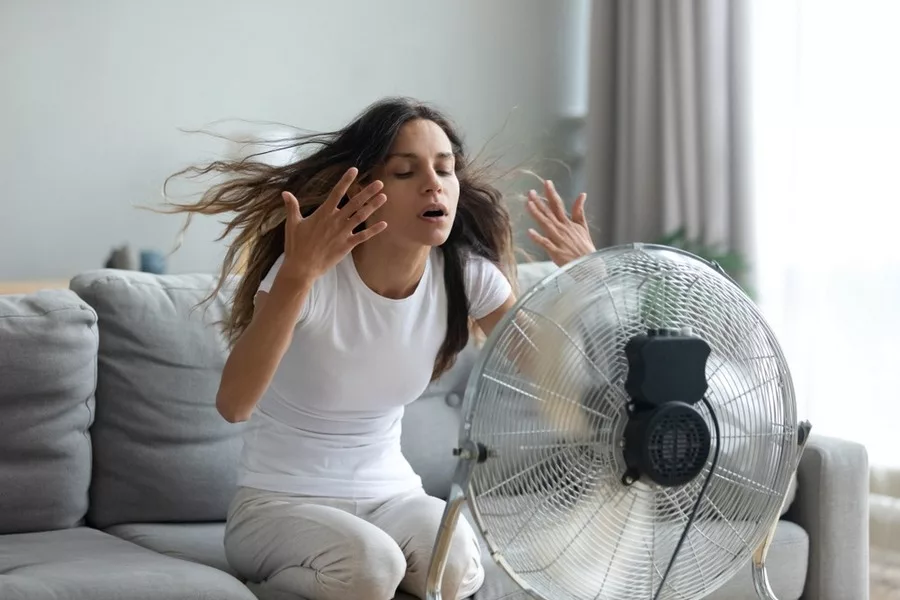 Чому спати з увімкненим вентилятором в спеку небезпечно для здоров'я