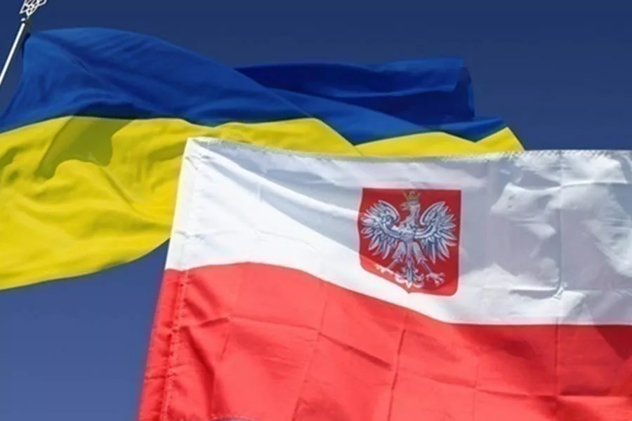 Уряд Польщі спростив отримання "карти поляка" для українців – з країни виїжджати не потрібно