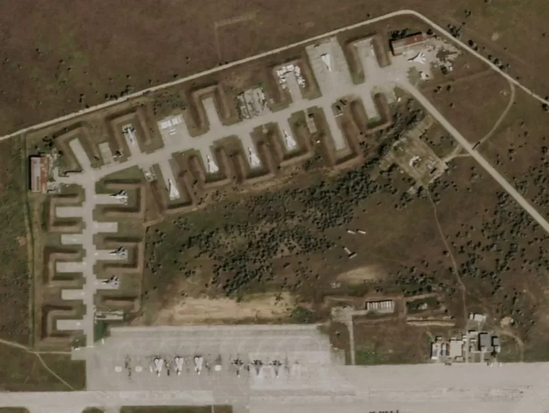 Удар по російській авіабазі в Криму. Що показали супутникові знімки - фото до і після