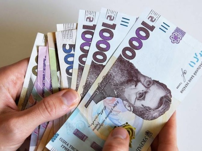Хто з українців може отримати 6660, 2500 та 900 гривень під час війни - найактуальніші виплати
