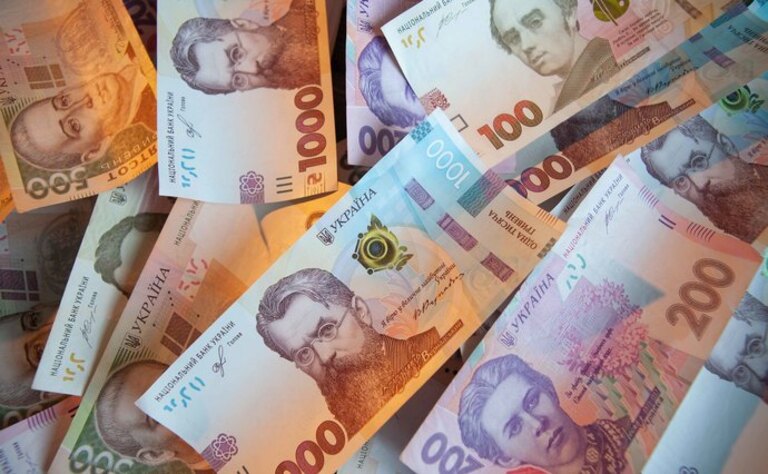 Термінали ПриватБанку не приймають 500 і 1000 гривень - де саме і яка причина
