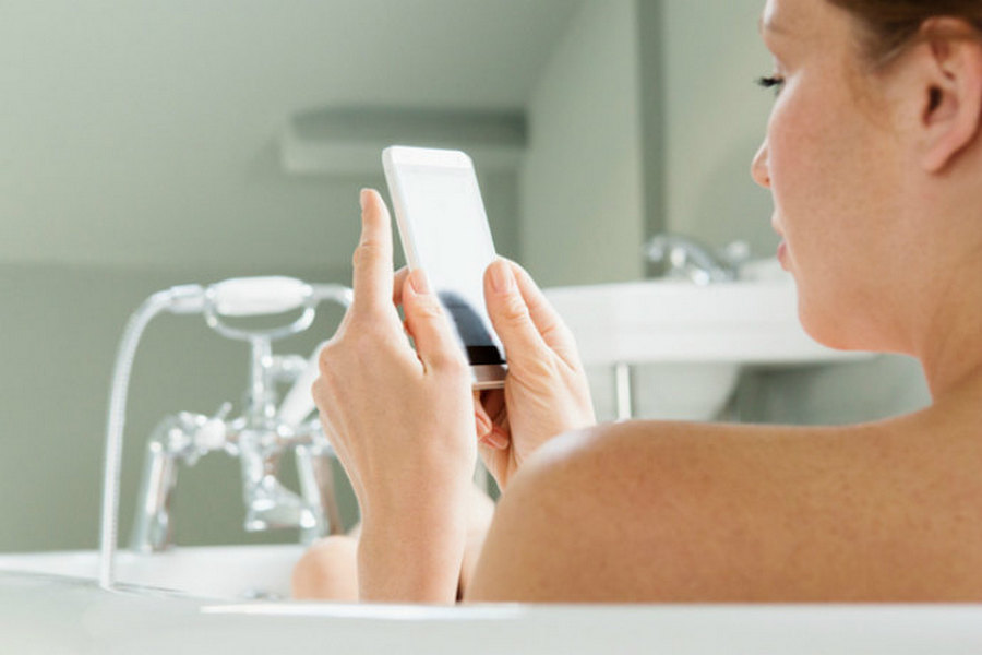 Чому не можна брати смартфон у ванну – пояснення експерта