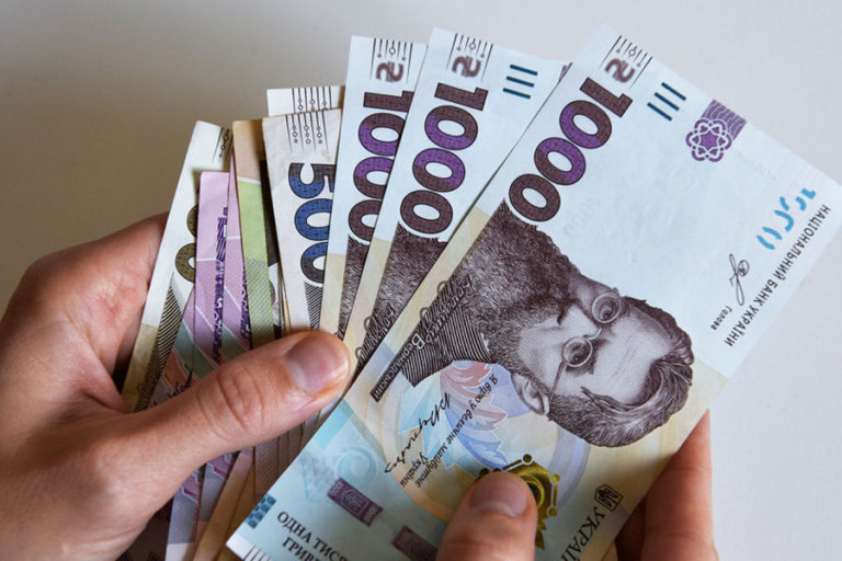 Грошові виплати українцям під час війни - що зміниться для ВПО з 1 вересня