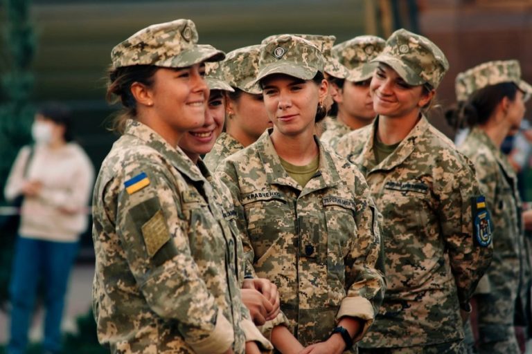 Мобілізація жінок: чи потрібно ставати на військовий облік, якщо працюєш не за фахом