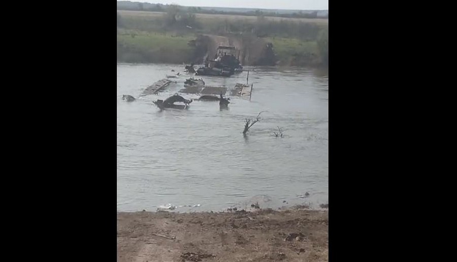 ВІДЕО: На Херсонщині ворожа переправа потонула разом з танками