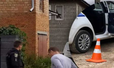 У Львові чоловік кинув дві гранати в авто поліцейських - подробиці