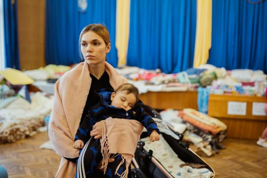 Переселенці в Україні можуть отримати грошову допомогу та продуктові набори: як це зробити