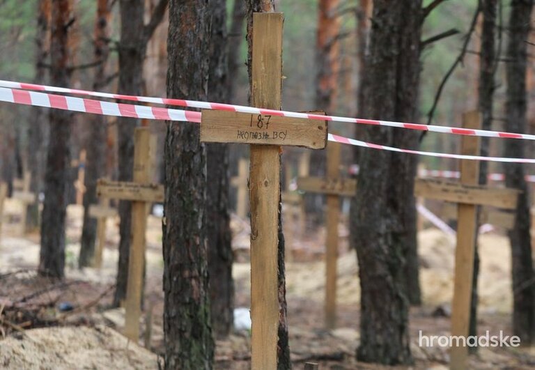 В Ізюмі знайшли одне з наймасовіших поховань за час війни - понад 440 могил