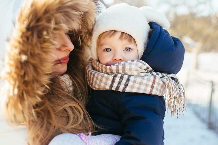 Українцям видаватимуть теплий одяг на зиму для дітей – хто може отримати