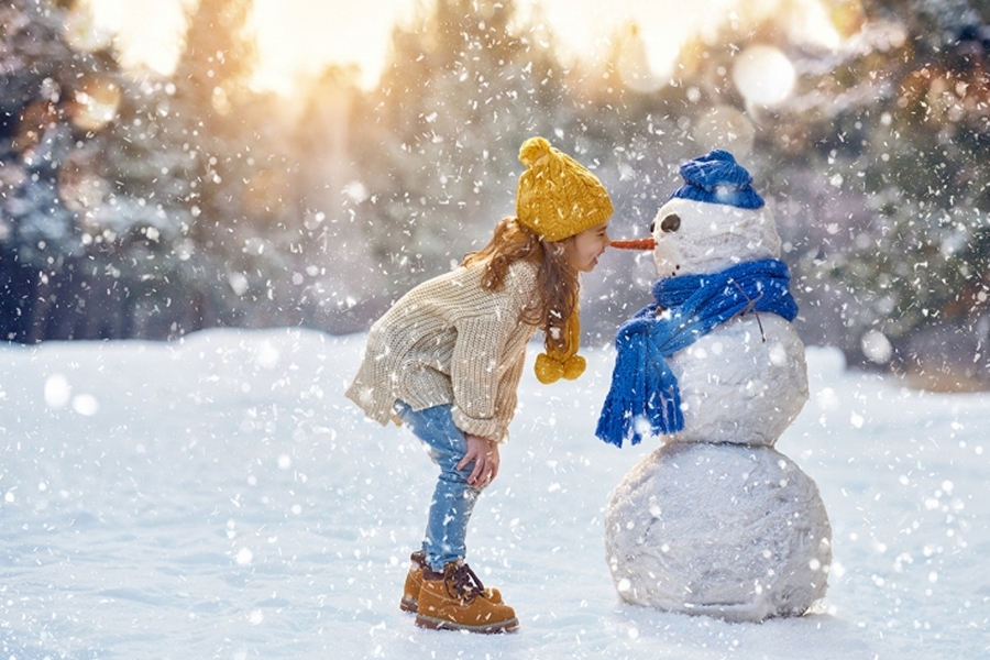 Украинцам выдадут теплые вещи для детей на зиму - кто может получить