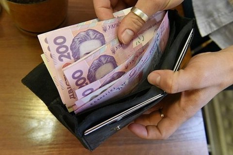 Грошова допомога українцям - хто може додатково отримати 620 гривень