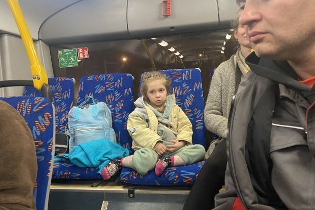 П’ятирічній Алісі, яка сама виїхала з Азовсталі, вперше подзвонила мама