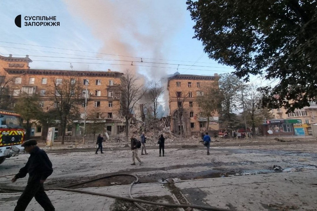 Центр Запоріжжя в руїнах, горять будинки, під завалами люди – росія завдала масштабного ракетного удару