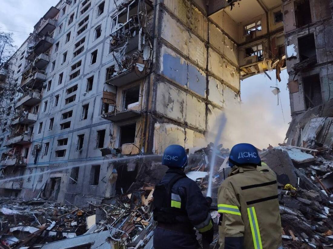 Російський ракетний удар по Запоріжжю - Зеленський показав кадри із зруйнованими будинками