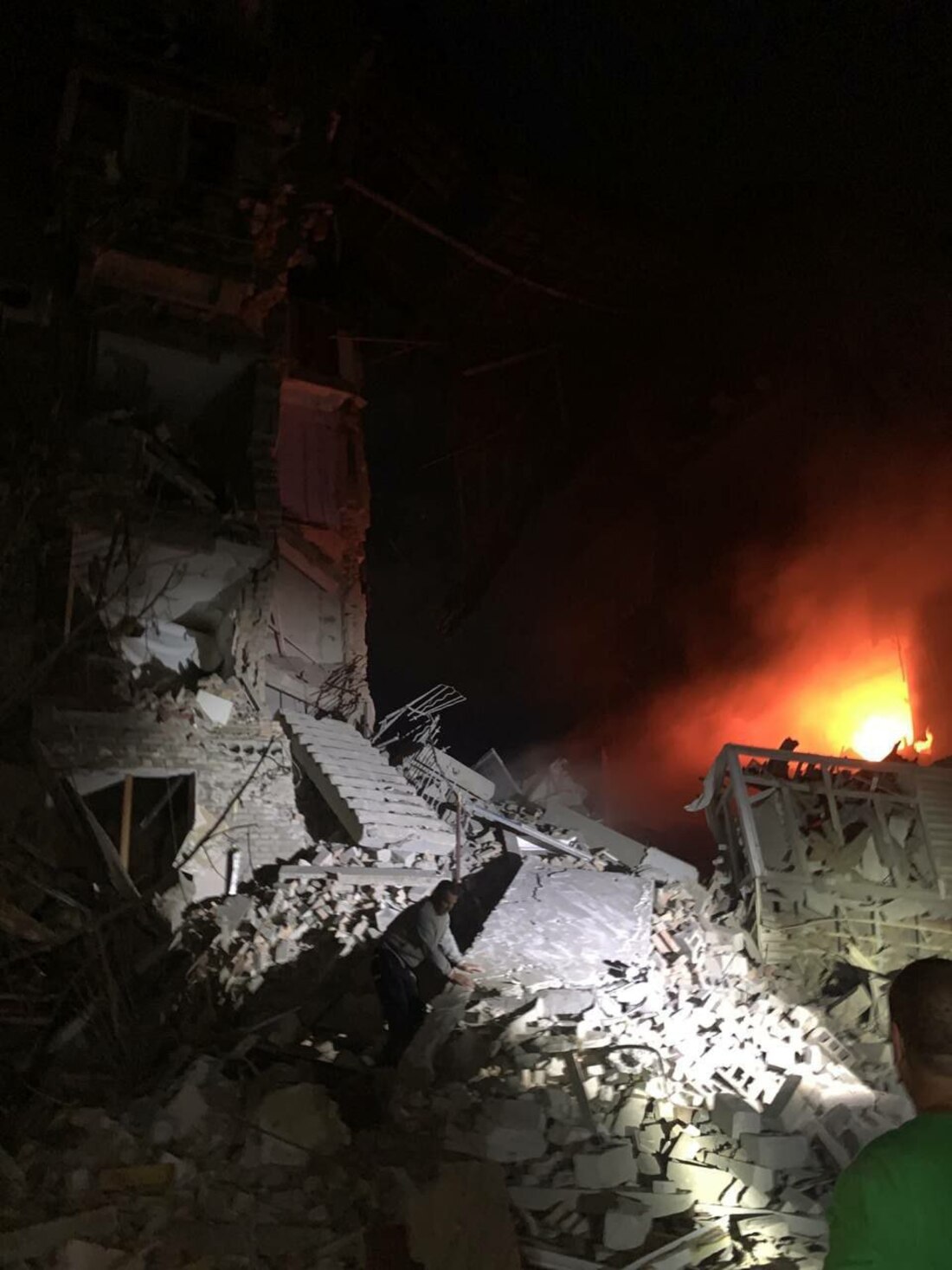 10 жовтня росія знову вдарила по Запоріжжю - зруйновано цілий під'їзд житлового будинку (фото, відео)