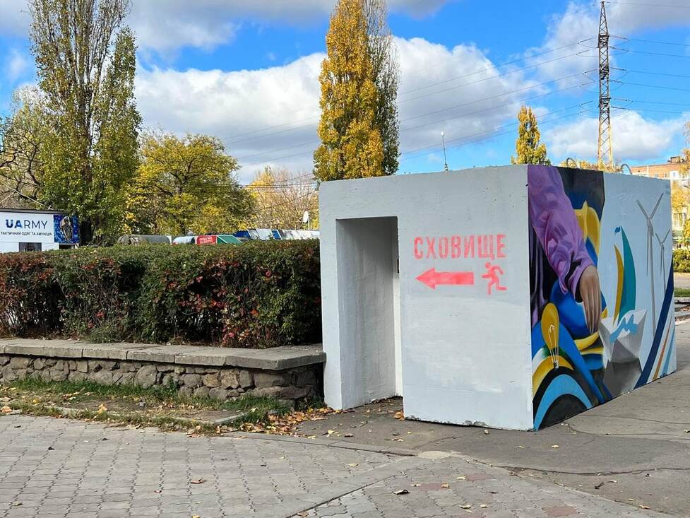 В Миколаєві встановлюють наземні бетонні укриття: як вони виглядають