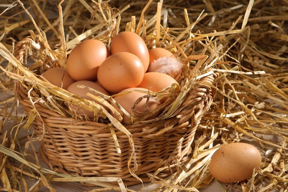 Яйца куриные в корзинке