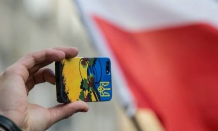 Українці у Польщі зможуть поповнювати свої банківські картки через термінали - деталі