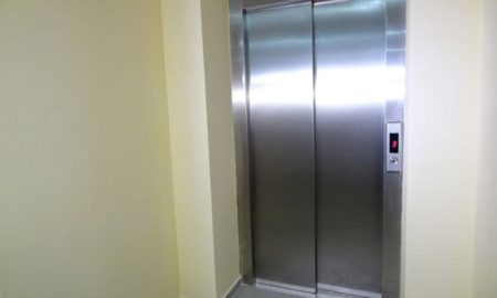 застрягли у ліфті