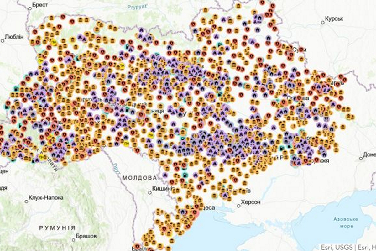 По всій Україні розгорнули пункти незламності, де є світло, тепло, інтернет, мобільний зв’язок