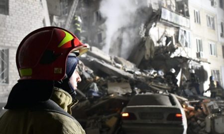 У Миколаєві окупанти обстріляли п’ятиповерхівку: рятувальні служби шукають людей під завалами (фото)