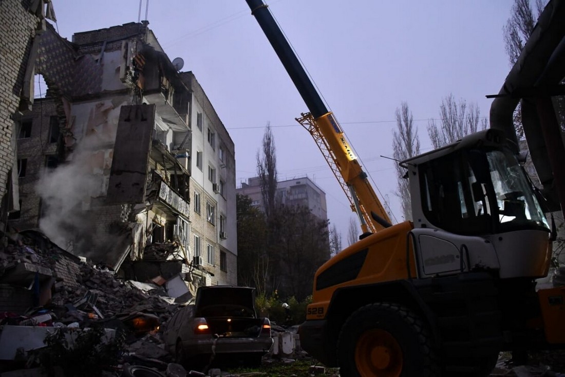 У Миколаєві окупанти обстріляли п’ятиповерхівку: рятувальні служби шукають людей під завалами (фото)