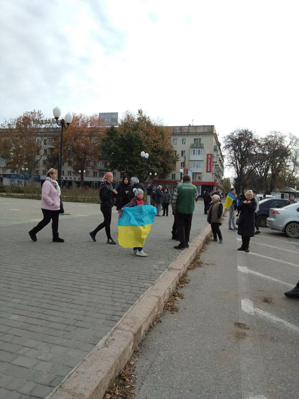 У Херсоні люди вивісили українські прапори в очікуванні визволителів
