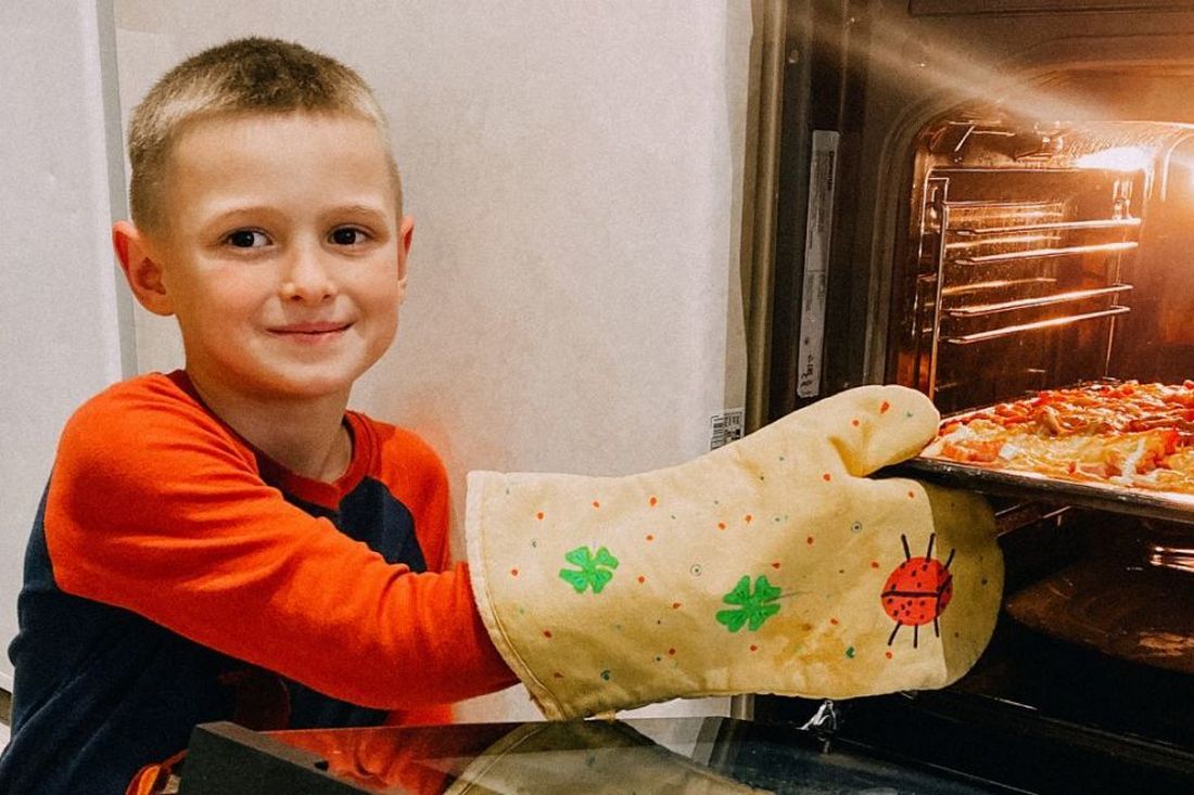 Втратив обох батьків і від голоду їв свої іграшки: як живе 6-річний Ілля з Маріуполя у новій родині