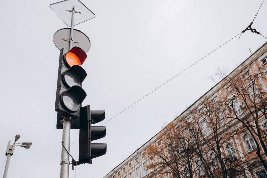 В Україні через вимкнення електрики не працюють світлофори - що означають рухи регулювальників