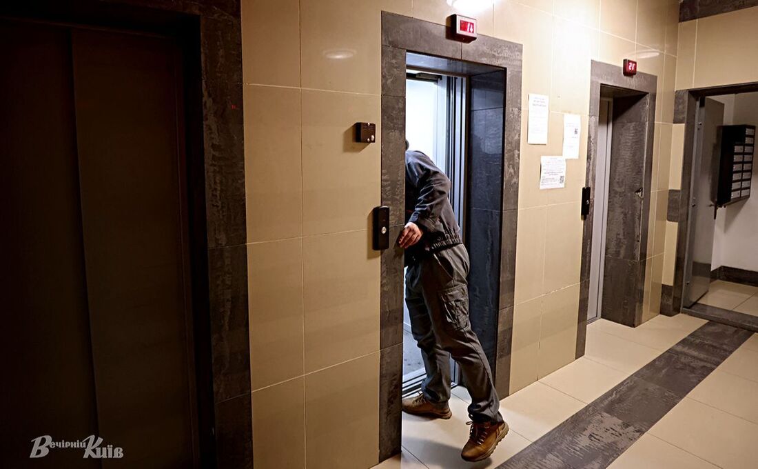 Почалися пологи в заблокованому ліфті - в Києві рятувальники допомогли вагітній жінці