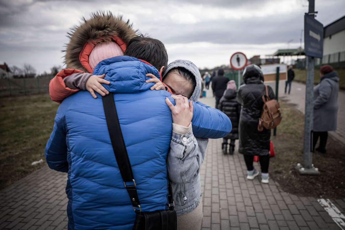 Українці за кордоном зможуть продовжувати термін дії паспорта та вносити до нього дані про дітей