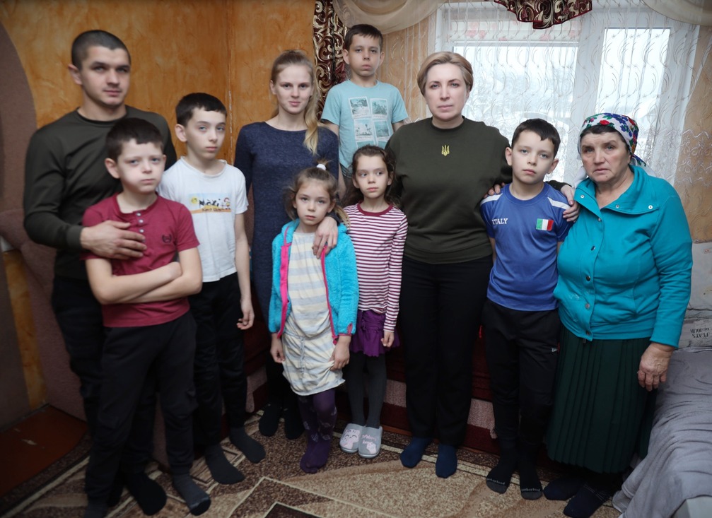 Український захисник всиновив 8-х дітей, чиї батьки загинули від вибуху: зворушлива історія