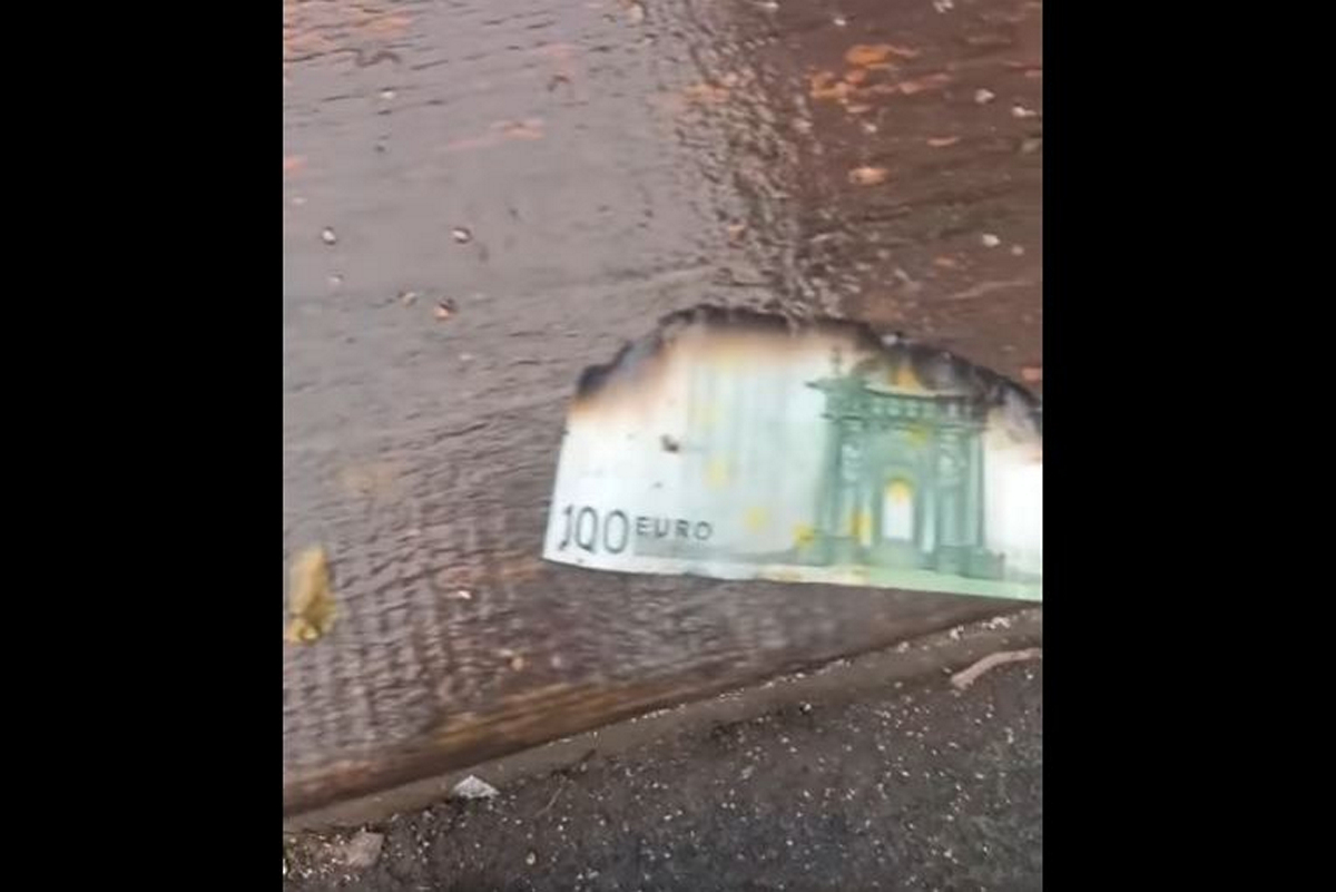 На Тернопільщині каналізацію забили купюрами – переважно євро і фунти (відео)