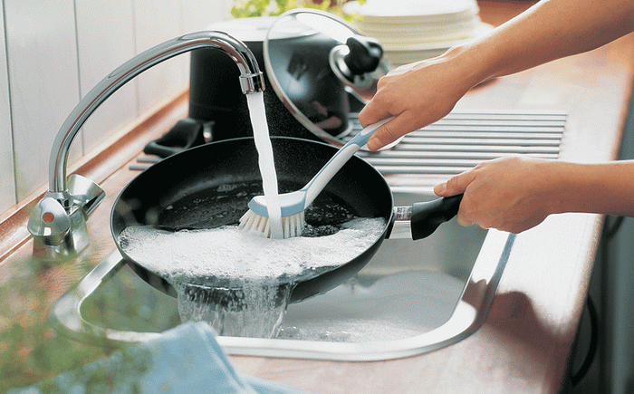 Как почистить сковородку с антипригарным покрытием?