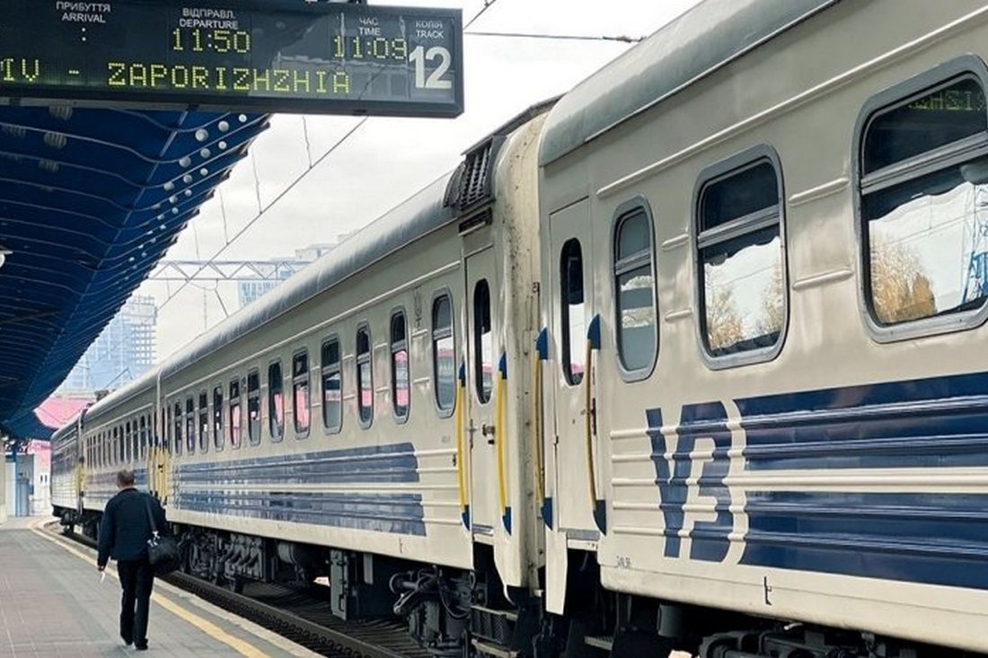 "Укрзалізниця" попереджає про затримку поїздів через обледеніння мережі - напрямки