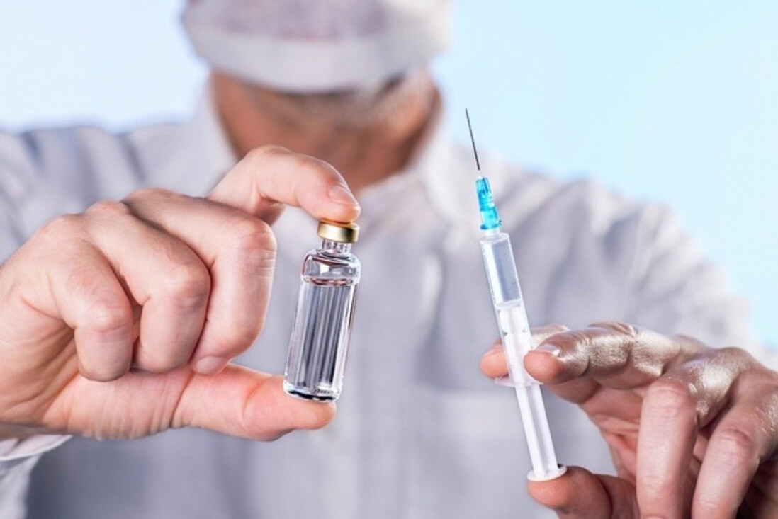 Що треба знати українцям про трикомпонентну вакцину