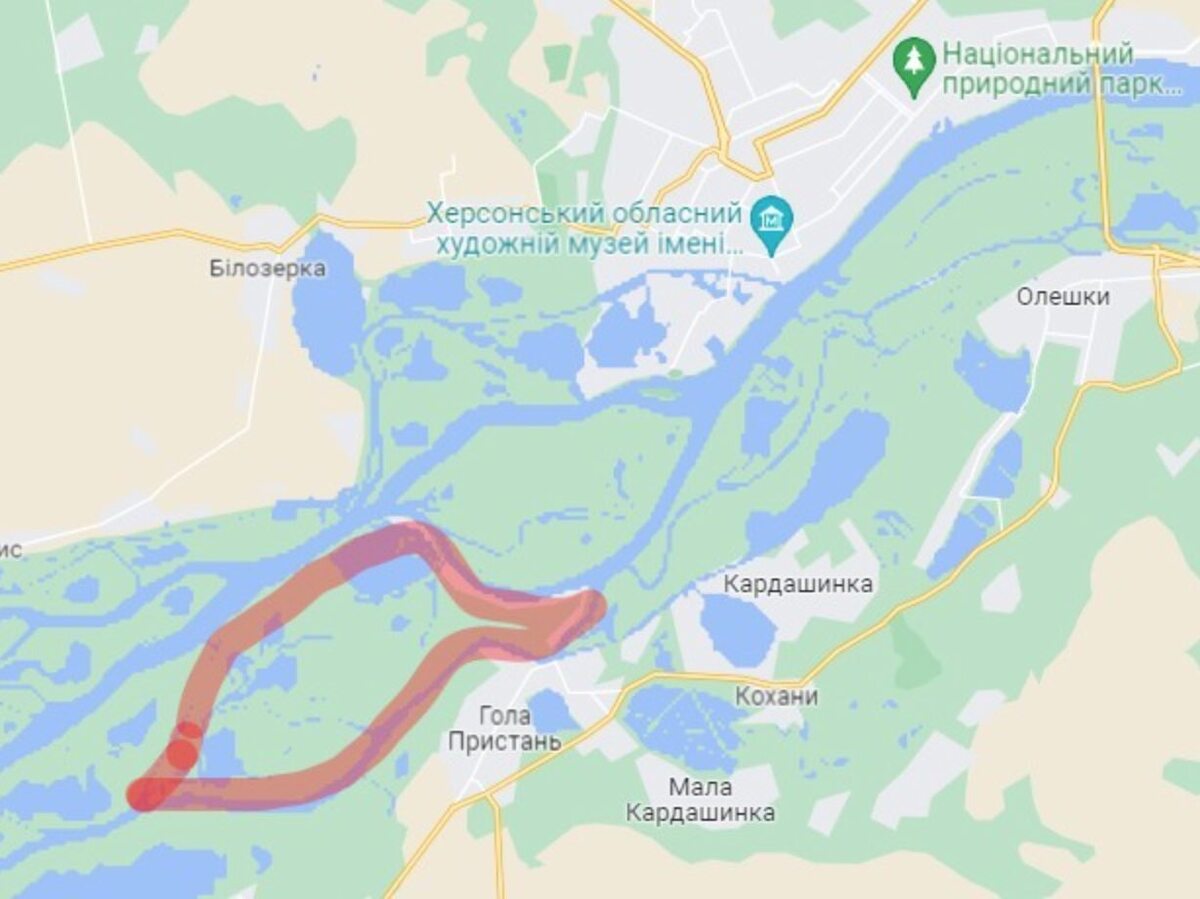 Українські захисники підбили з артилерії російський катер на Дніпрі