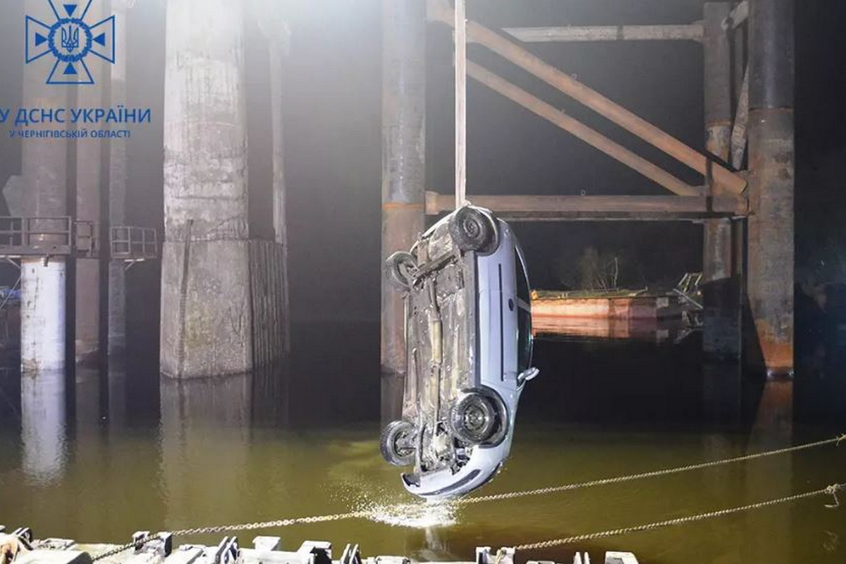У Чернігові автомобіль впав у річку: загинули жінка та двоє дітей, чоловік вижив