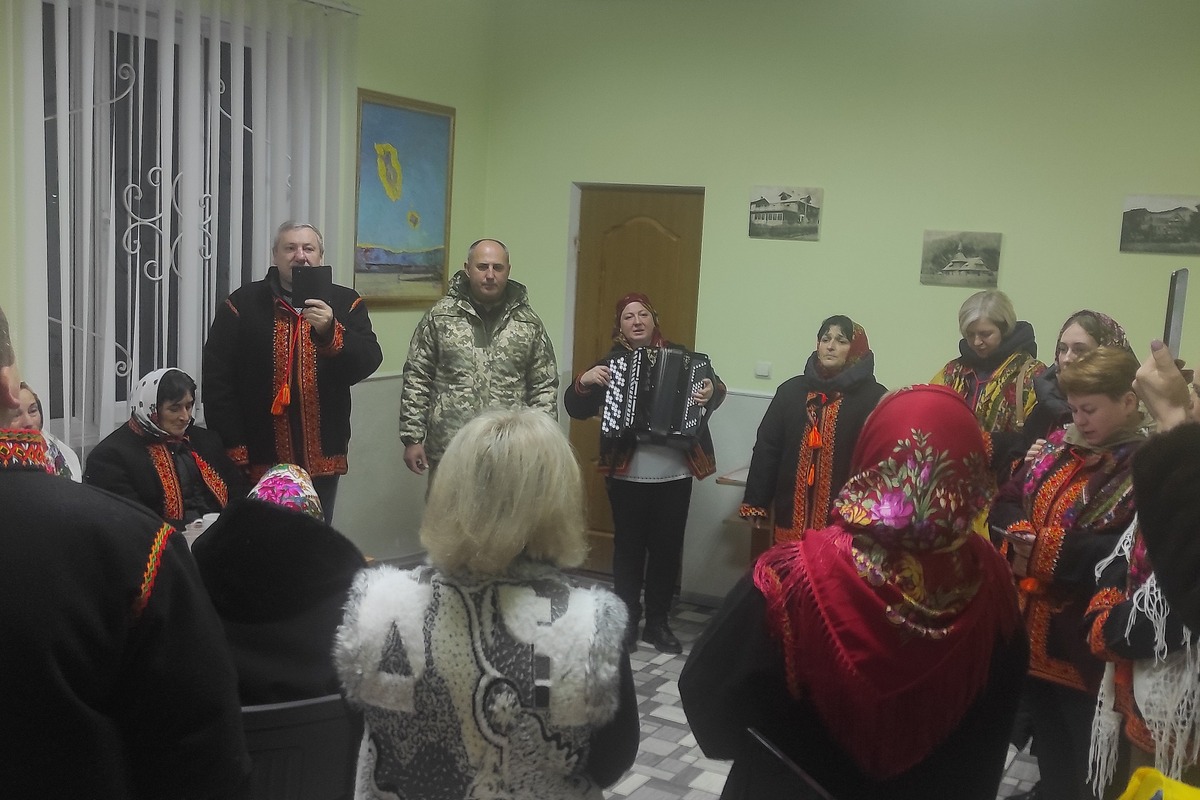 Колядники з кількох громад на Івано-Франківщині зібрали понад 250 000 грн для ЗСУ