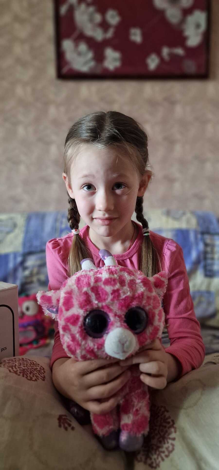 Не витримало серце: в Авдіївці померла 6-річна дівчинка, яка жила у підвалі (відео)