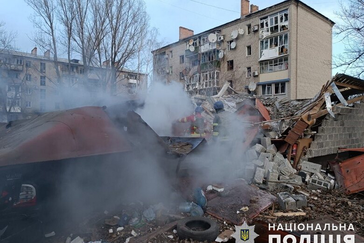 Ракетний удар по центру Костянтинівки: троє загиблих і багато поранених (фото, відео)