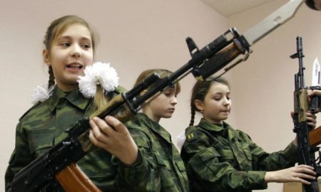 У школах та вишах росії проводитимуть обов’язкову військову підготовку – про що це свідчить