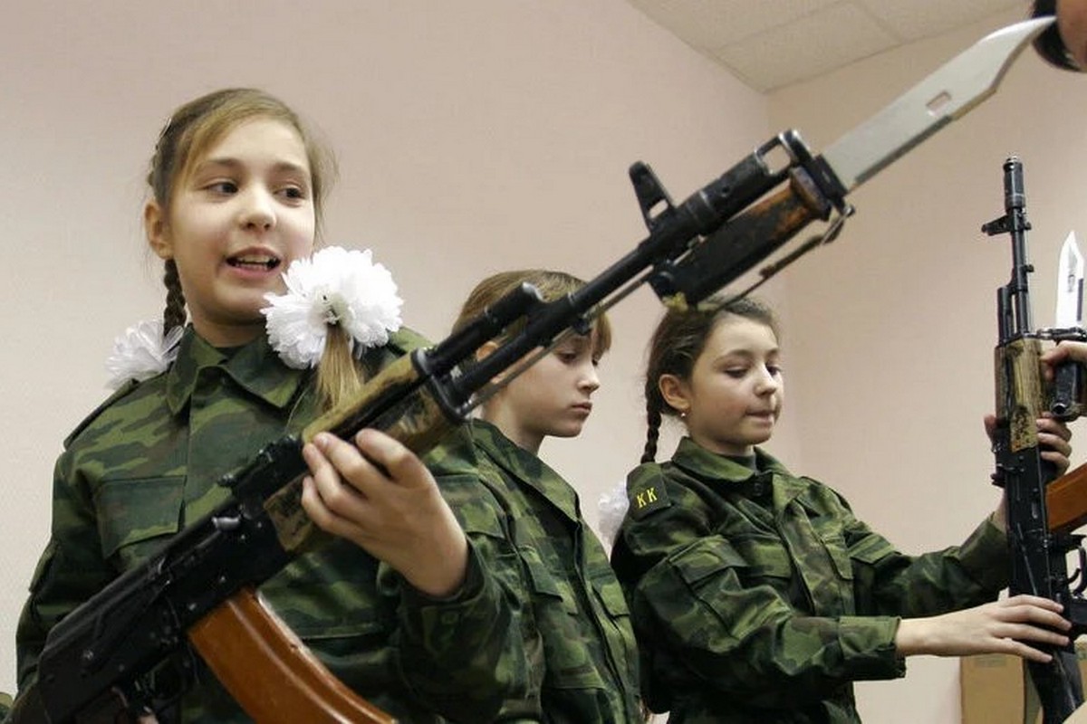 У школах та вишах росії проводитимуть обов’язкову військову підготовку – про що це свідчить