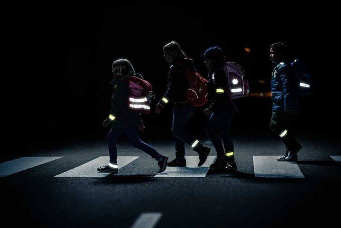 Як правильно носити світловідбивні елементи вночі - розповіли в Мінреінтеграції