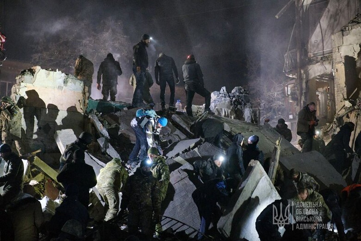 Удар по Краматорську: рятувальна операція триває, під завалами ще є люди (фото)