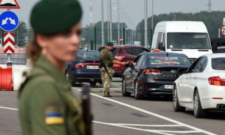 Виїзд держслужбовців за кордон - Кабмін розширив категорії жінок та чоловіків, які можуть виїхати з України