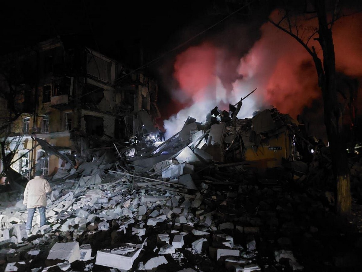 Удар по Краматорську: рятувальна операція триває, під завалами ще є люди (фото)